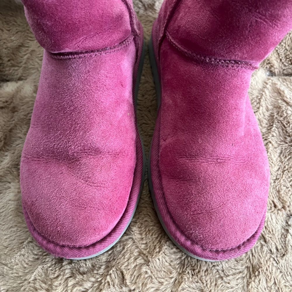 UGG Classic Short Boots  Fuschia Tone  Good Condition With Normal Wear  Size W7 - Picture 5 of 9